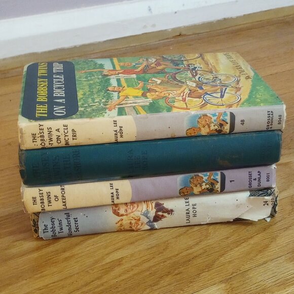 Bundle of 4 Vintage Bobbsey Twins Series books-- by Laura Lee Hope - Picture 1 of 7